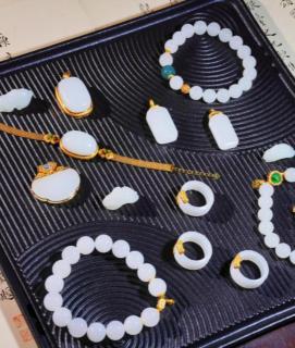 和田玉市场迎来巨变!这场江湖"洗牌",谁能笑到最后?