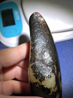 265.5克,新疆和田玉籽料原石 聚黑皮,沙枣青,很厚的皮子 类似于石包玉