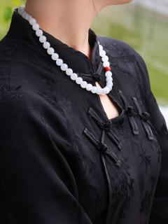 女子佩戴和田玉项链后气质大变引热议