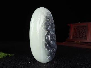和田玉青花籽料【龙佑四方】挂件,玉质细润