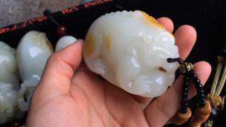 和田玉貔貅手把件,像一般有棉的地方会做貔貅肚子,叫规避缺点