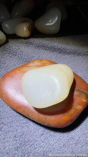 新疆和田玉籽料原石,42.7克,真皮真色,洒金皮,玉质细润干净