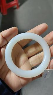 和田玉56mm一级白玉手镯,泥鳅背很厚,老料细腻