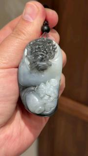新疆和田玉青花籽料挂件钟馗,独籽雕刻,黑白分明.65克