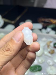 白玉灵猴献瑞吊坠