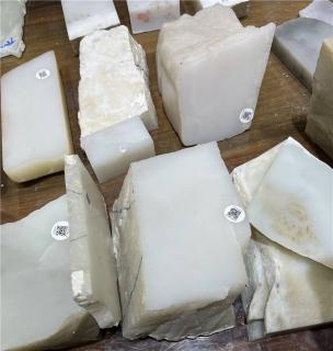 和田玉里顶级山料是什么行情?这种料30万一公斤也很难买到和田玉鉴定