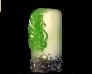 翠青玉:和田玉中的独特品种,展现多彩魅力
